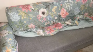 Sofá cama floral verde y rosa