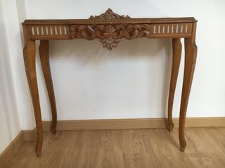 Recibidor de madera tallada