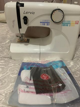 Máquina de coser Lervia. Dispone de instrucciones.