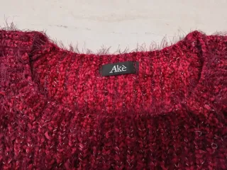 Maglione rosso con fili metallici