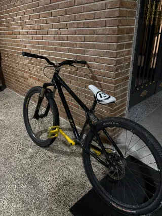 Bicicleta Dirt Jump Negra con pedales Amarillos