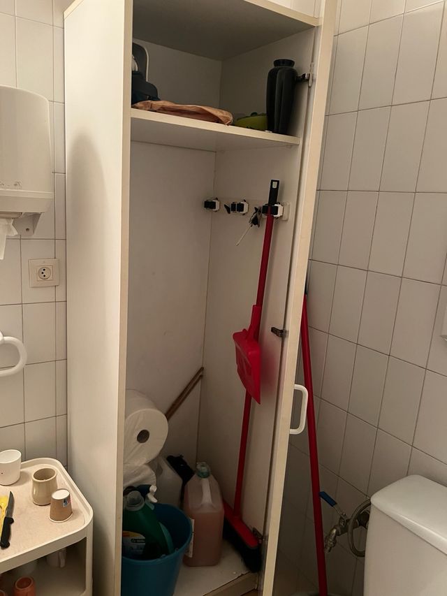 Armario blanco de madera.