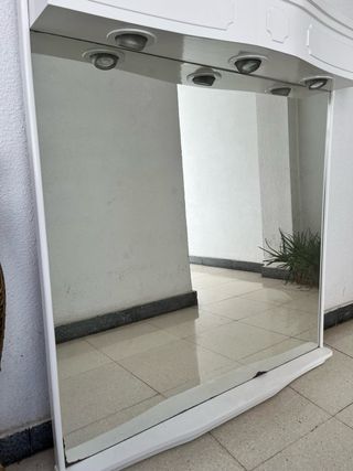 Espejo de baño con marco blanco