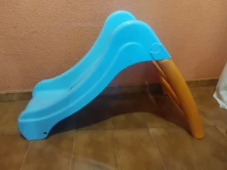 Tobogán infantil azul y naranja de Bluey