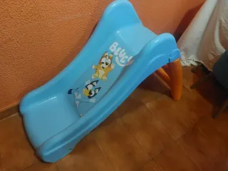 Tobogán infantil azul y naranja de Bluey