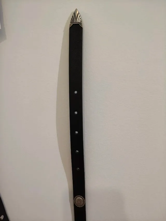 Cinturón negro con detalles plateados