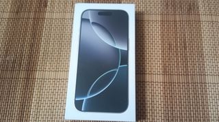 iPhone 16 Pro. 512 GB. Titanio bianco. Solo scatola.