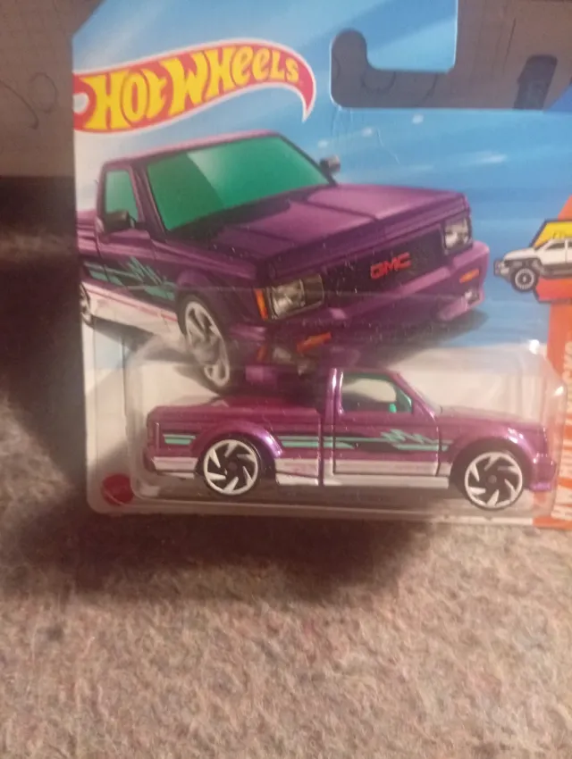 Coche Hot Wheels GMC Morado