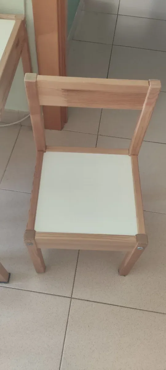 Mesa y silla infantil de madera