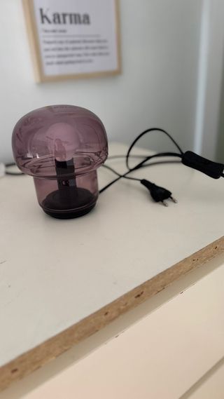 Lámpara de mesa morada de cristal