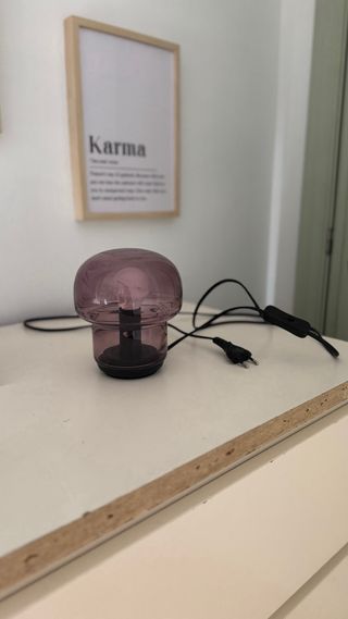 Lámpara de mesa morada de cristal