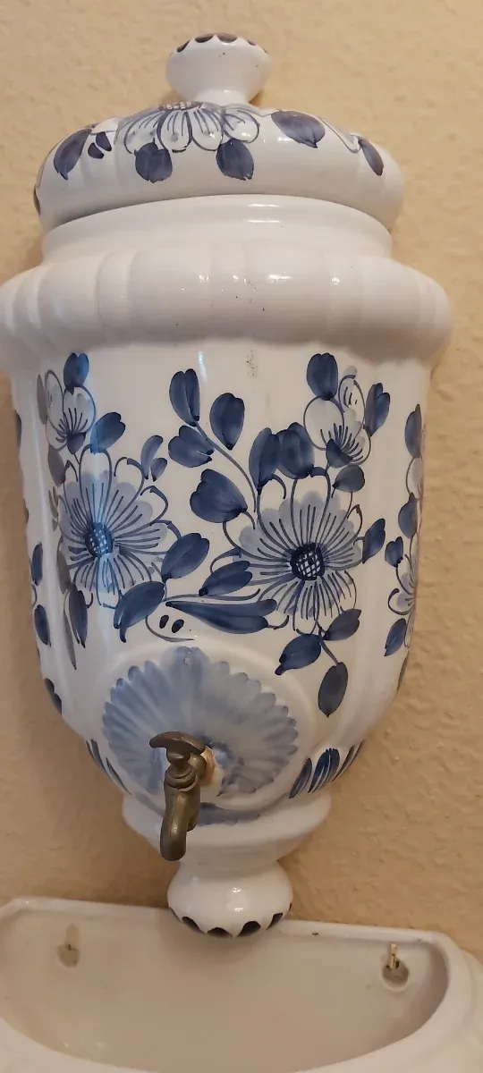 Fuente cerámica pared azul y blanco