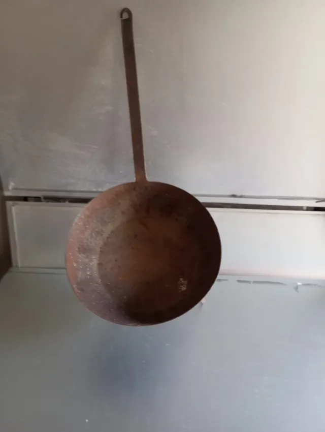 Sartén antigua de hierro fundido