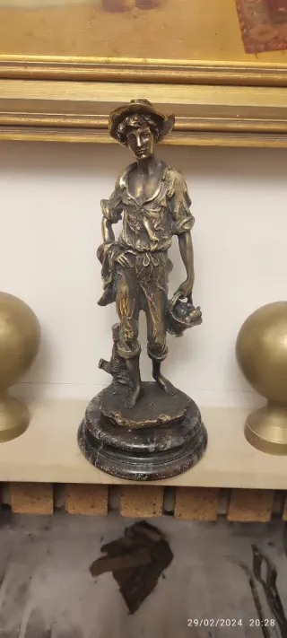 Figura escultura bronce peana marmol con 32 ctms.
