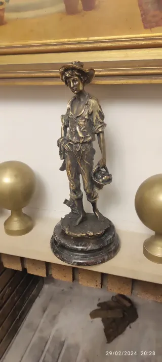 Figura escultura bronce peana marmol con 32 ctms.