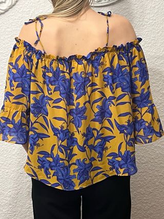 Blusa H&M floral hombros descubiertos Talla M