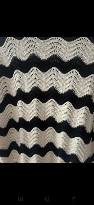 Jersey de punto con ondas beige y negro