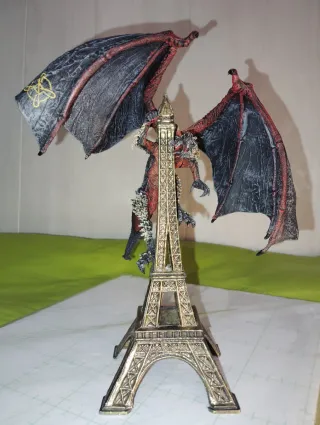 Torre Eiffel con Dragón