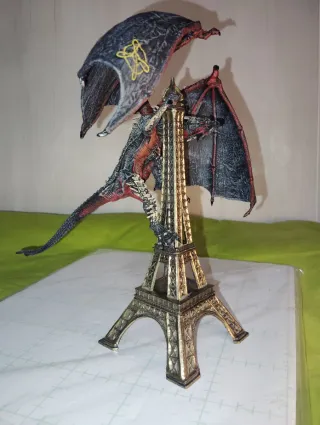 Torre Eiffel con Dragón