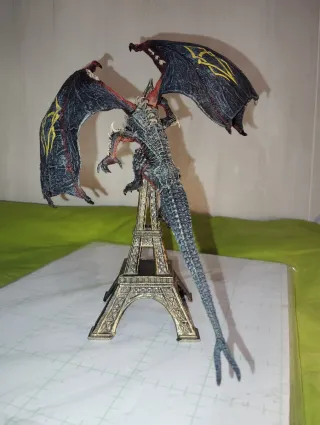 Torre Eiffel con Dragón