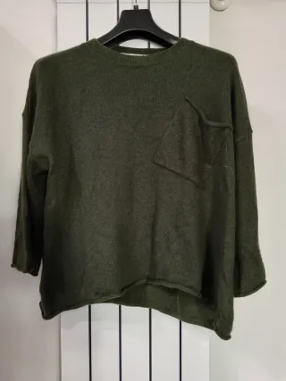 Maglione verde con tasca
