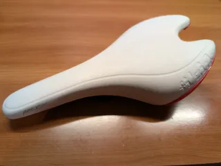 Sillín FIZIK blanco y rojo