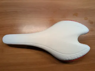 Sillín FIZIK blanco y rojo