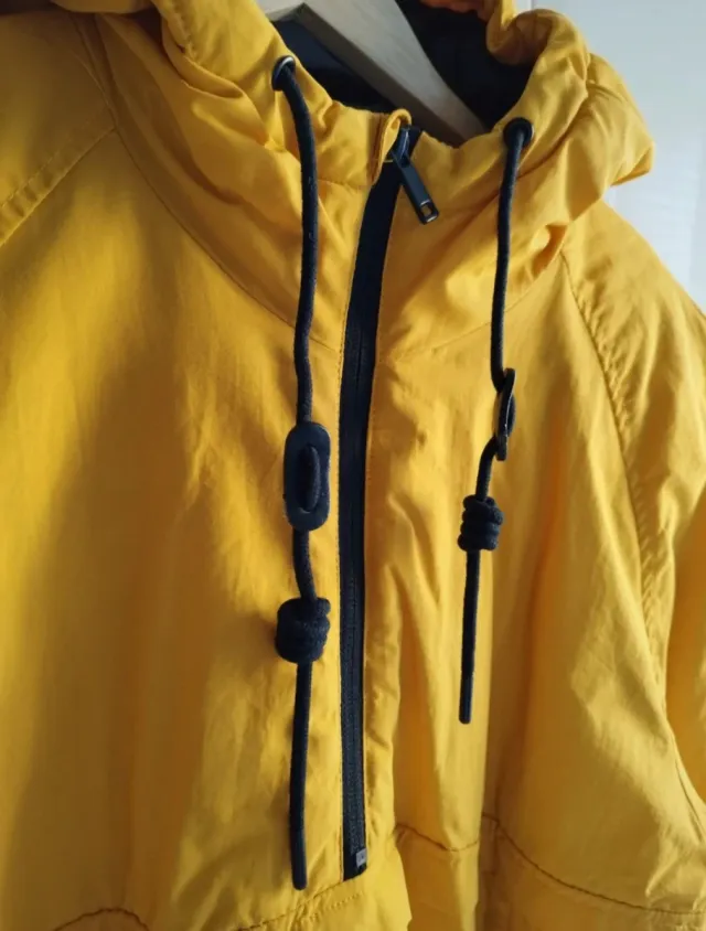 Canguro amarillo con capucha