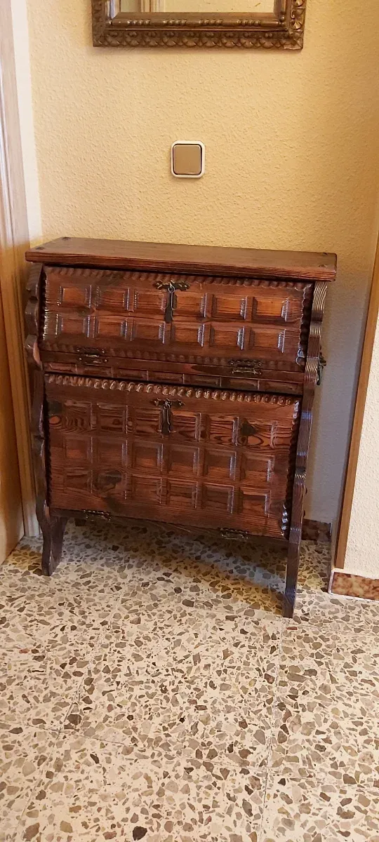 Taquillón de madera tallada