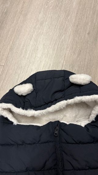 Saco porta bebé con capucha azul marino