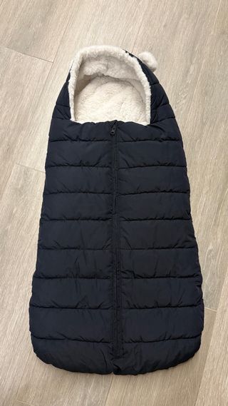 Saco porta bebé con capucha azul marino