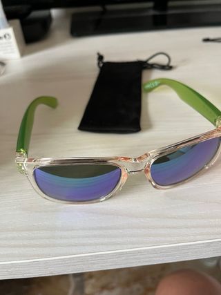 Occhiali da sole verdi e multicolore