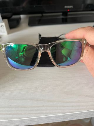 Occhiali da sole verdi e multicolore