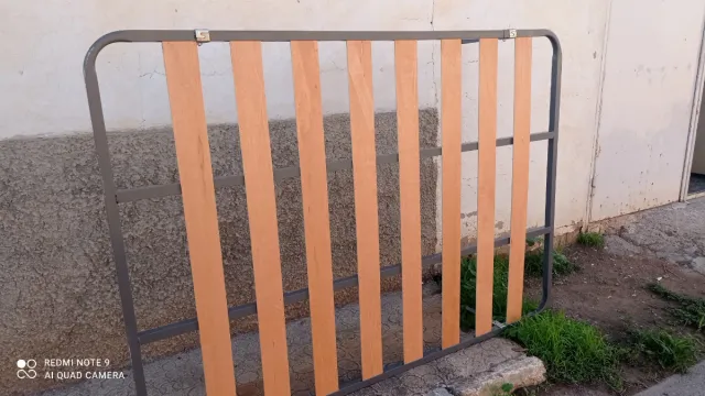 Struttura del letto in legno e metallo