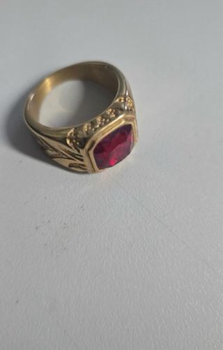 Anello oro con pietra rossa centrale