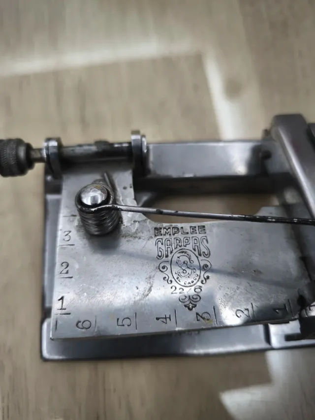 Grapadora antigua Model N°25