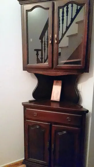 Mueble esquinero de madera y cristal