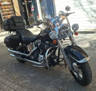 Harley-Davidson Negra con Alforjas