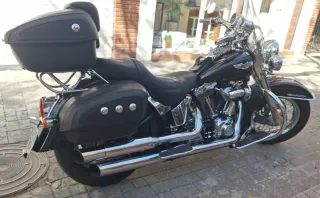 Harley-Davidson Negra con Alforjas