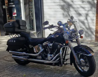 Harley-Davidson Negra con Alforjas