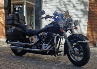 Harley-Davidson Negra con Alforjas