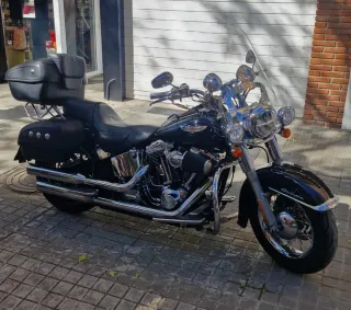 Harley-Davidson Negra con Alforjas