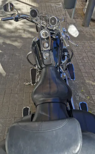 Harley-Davidson Negra con Alforjas