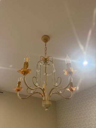 Lámpara colgante beige y dorada