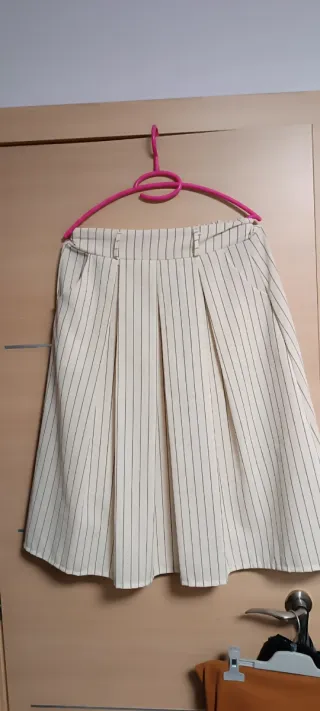 Falda beige con rayas verticales