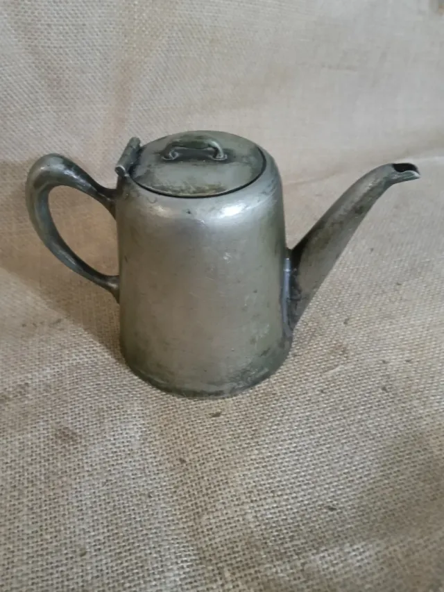 Tetera antigua de alpaca