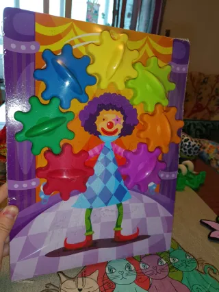 Juguete de madera con engranajes de payaso