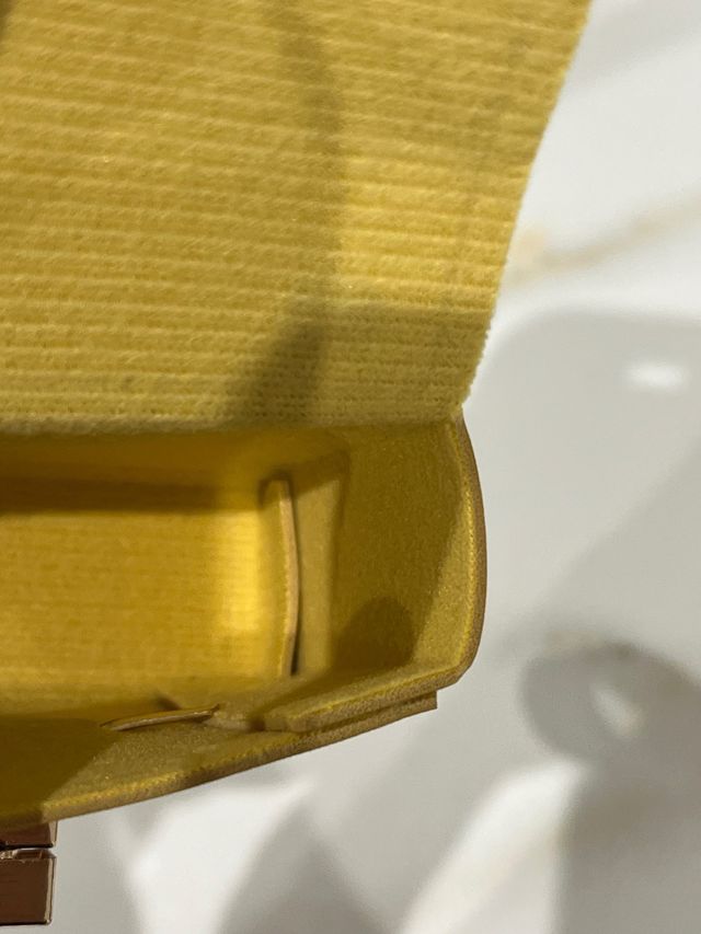 Llavero charm mini bolso color mostaza