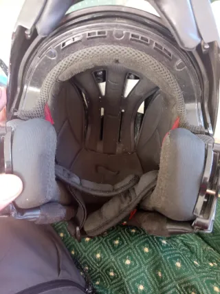 Casco de moto negro con visera