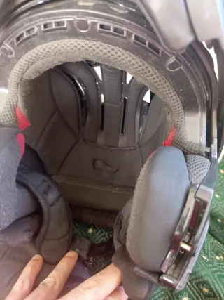 Casco de moto negro con visera